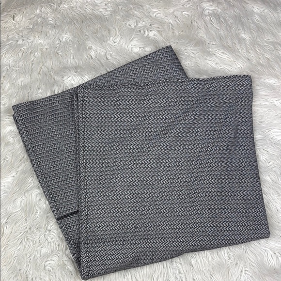 Lululemon Vinyasa Scarf in Black Herringbone - Picture 5 of 7